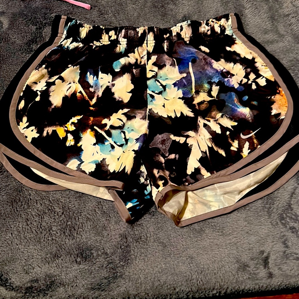 Nike shorts very nice pattern never worn but sadly can’t find the tag!